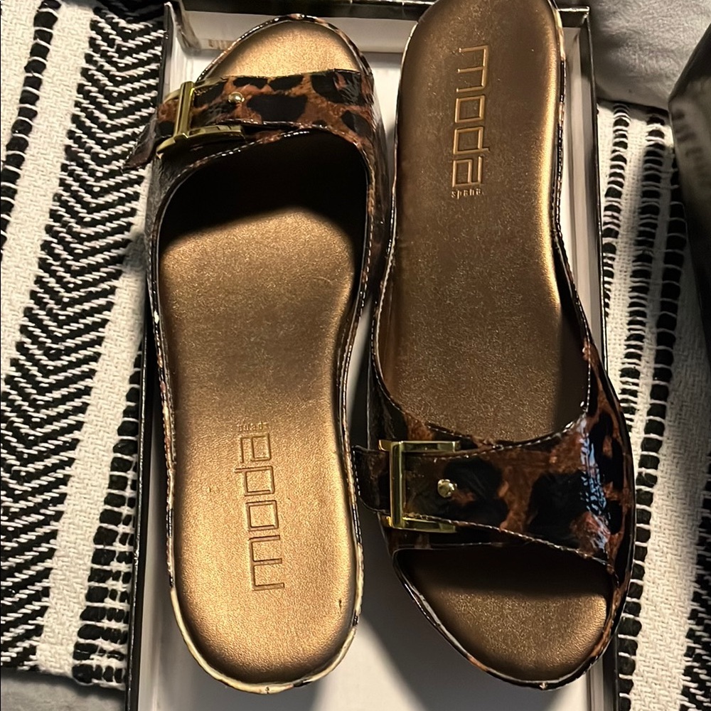 Moda Women's Leopard Print Sandals